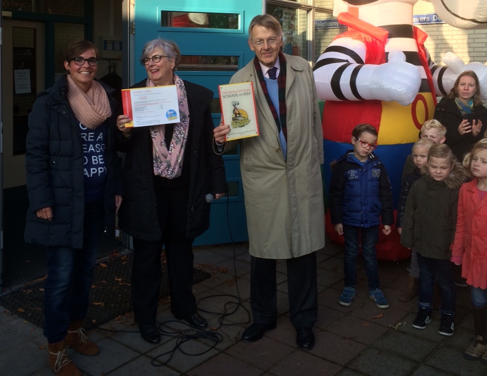 Wethouder Beimers reikte dinsdagmorgen het School op Seef label uit. Foto | Gevers Deynootschool