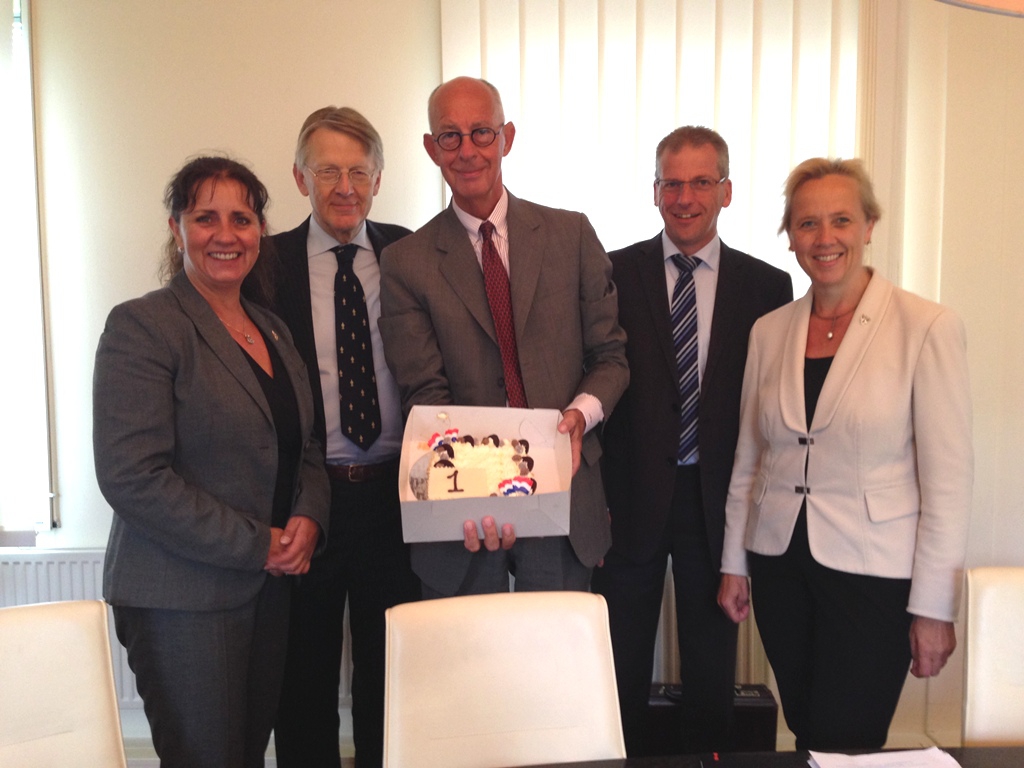 Vlnr wethouder Bianca Bremer, wethouder Eppe Beimers, burgemeester Staatsen, gemeentesecretaris Marc van der Veer en wethouder Inge Nieuwenhuizen lieten het zich goed smaken.  Foto | gemeente Voorschoten