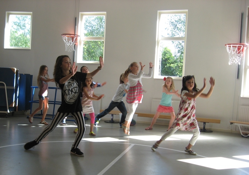 Hip hop dansen met Trijntje. Het was een van de workshops vandaag op De Vos. Foto's | OBS De Vos