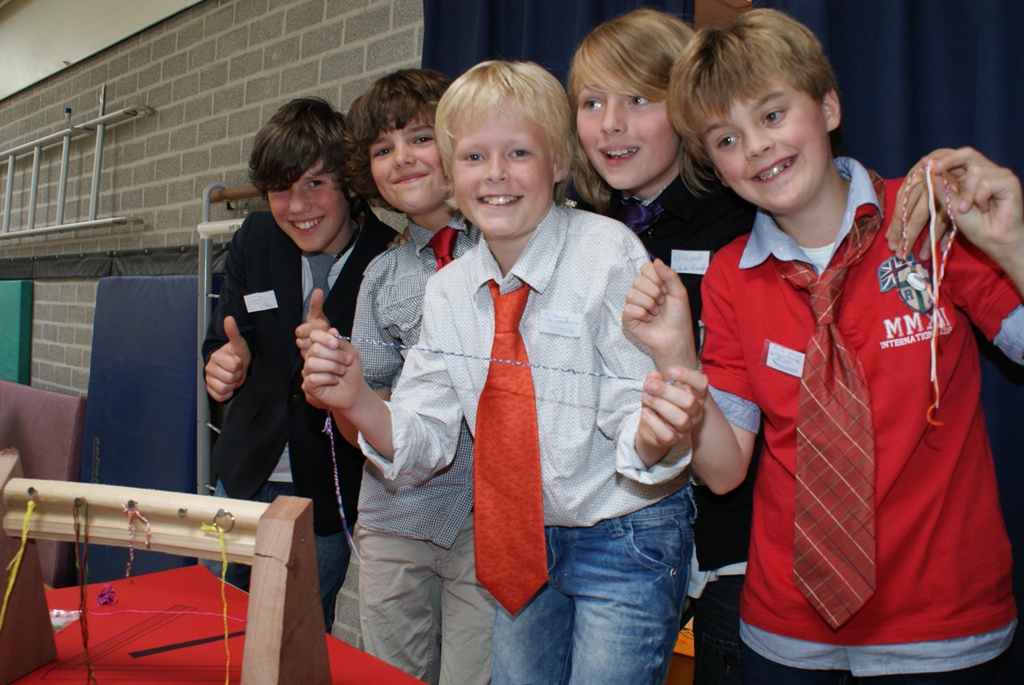 Een echte das hadden ze om. De kinderen van de Fortgensschool nemen BizzWorld uiterst serieus. Foto's| Marjolein Altena