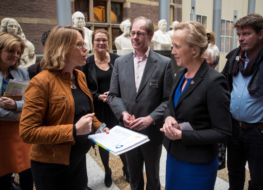 Wethouder Inge Nieuwenhuizen overhandigde vanmiddag een petitie voor behoud van de Spoedeisende Hulp van Ziekenhuis Antoniushove.  Foto | Michiel Groen