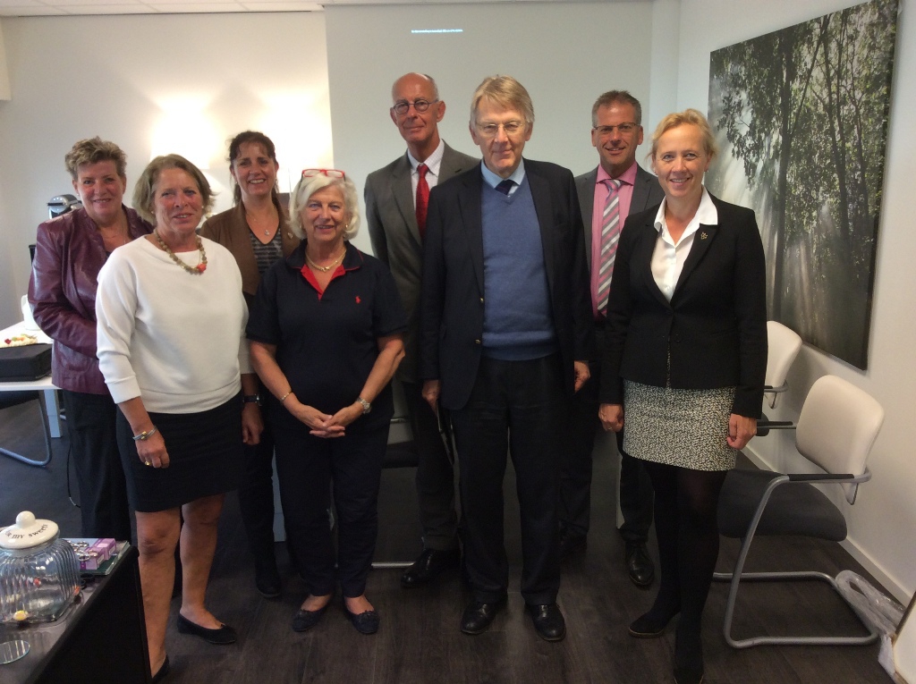 Vlnr Karin van Minnen, fondsenwerver, Dymphna Vree-van Dam, lid van de Raad van Toezicht van de Trombosestichting, wethouder Bianca Bremer, Odette Paauwe – Insinger, directeur-bestuurder van de Trombosestichting, Burgemeester Jeroen Staatsen, wethouder Beimers, gemeentesecretaris Marc van der Veer wethouder Inge Nieuwenhuizen.