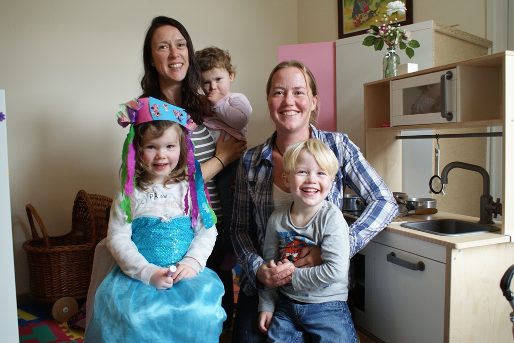 Rhoanne (l) en Angelika met hun 'toddlers'. De dames zoeken anders moeders en een nieuw onderkomen. 