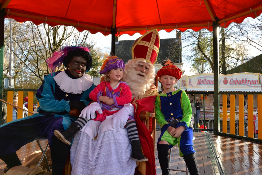 Alle kinderen mochten Sinterklaas vandaag een handje geven in de tent op het Treubplein. Foto's | Nelleke de Vries