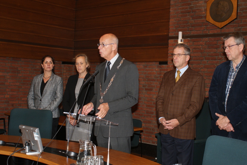 Vlnr Wethouders Bremer, Nieuwenhuizen, burgemeester Staatsen, gemeentesecretaris Marc van der Veer en griffier Van der Does. 