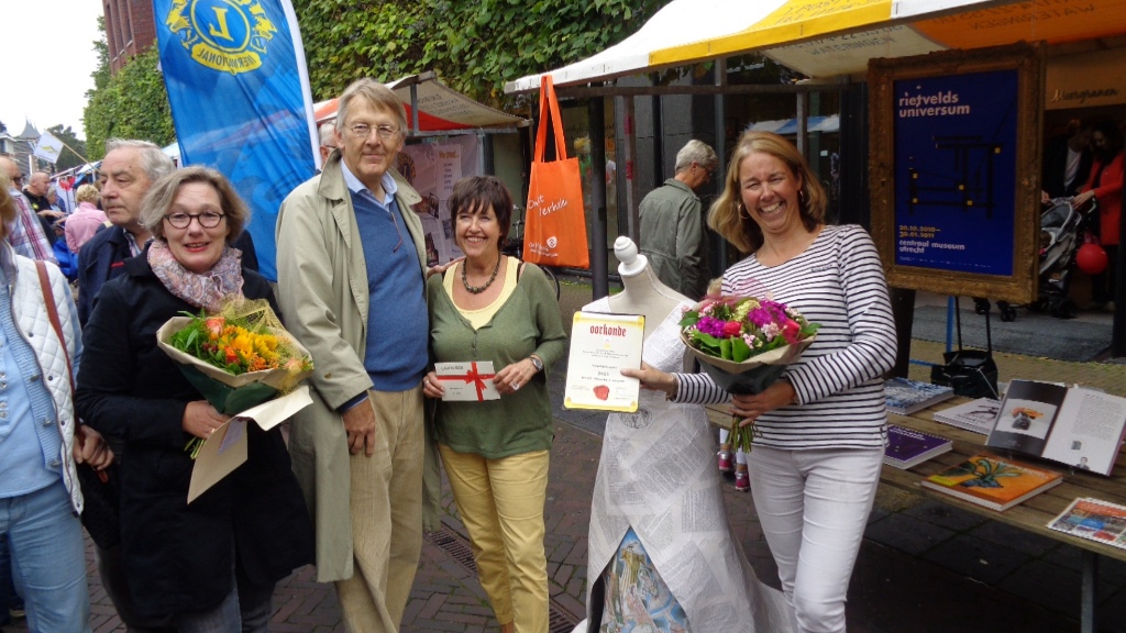 Vlnr Twanneke Nijhuis, wethouder Beimers, Gerda van Nes en Petra Jansen. 