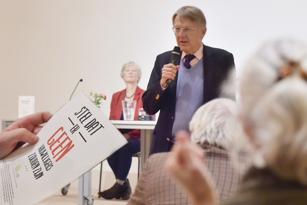 Wethouder Beimers opende het allereerste vrijwilligerscafé. Foto | René Zoetemelk. Tekst | Martine Goes