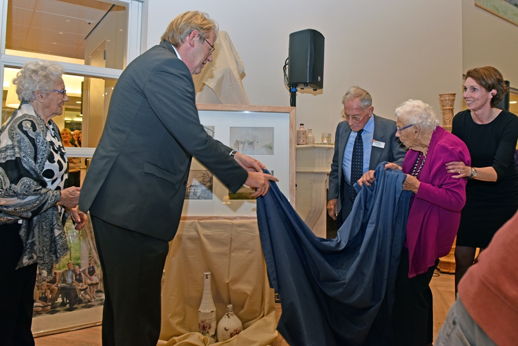 Vlnr Mevrouw Weststrate, Commissaris van de Koning Jaap Smit, de heer Tjalma en mevrouw Van Os. Foto's | René Zoetemelk