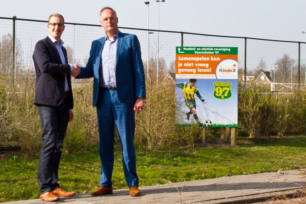 Op de foto schudden directeur Mark Peschier (links) en clubvoorzitter Bruno van Dunné elkaar de hand voor het vernieuwde bord van Voorschoten ’97. (Foto | Jan Schouten)