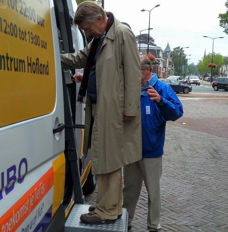 Wethouder Beimers mocht de nieuwe instaphulp van de cirkelbus uitproberen. 