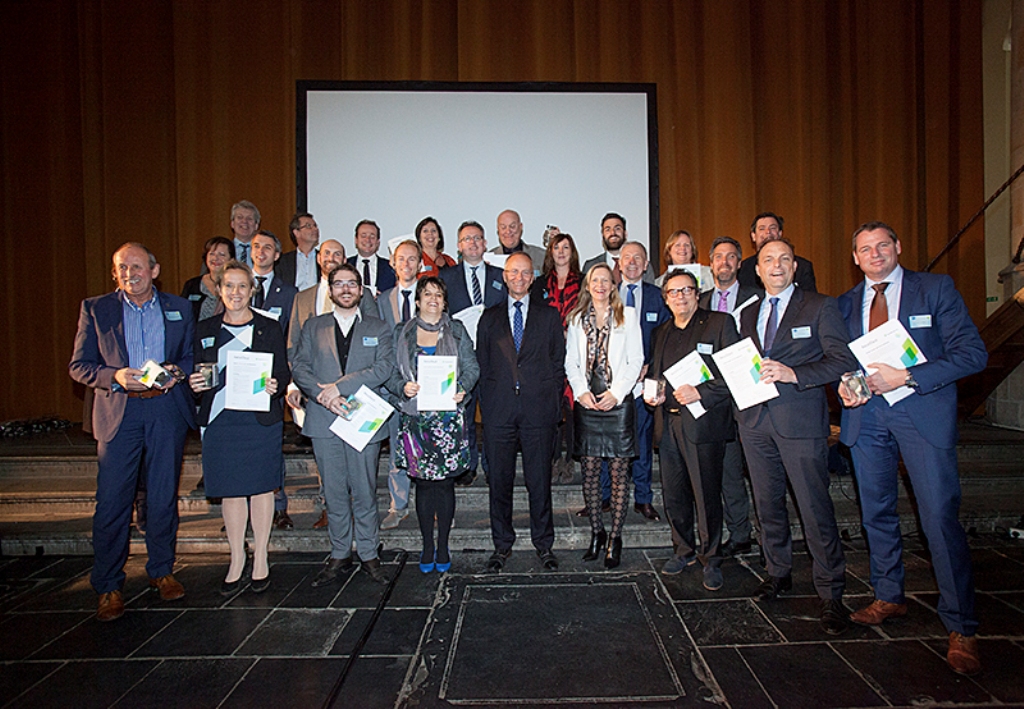 Vandaag werd de Retaildeal getekend. Wethouder Inge Nieuwenhuizen, tweede van links, tekende namens Economie071. Foto | Economie071