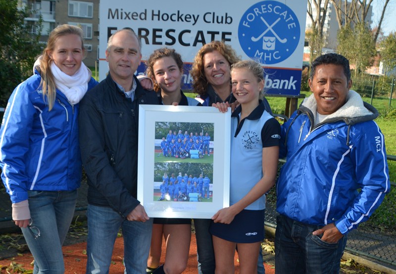 Afgelopen zaterdag overhandigde bestuurslid Bob van der Kruk de dochter van de sponsor een teamfoto in het bijzijn van de trainers-coaches Reza Taberima en Anne Waaijer. 