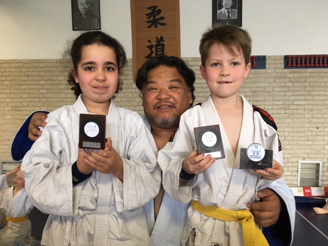 v.l.n.r. Hajar Bousakouk, Sensei Percy en Jochem Sinke, die niet alleen een Oscar, maar ook de 200-puntenprijs in de wacht had gesleept!